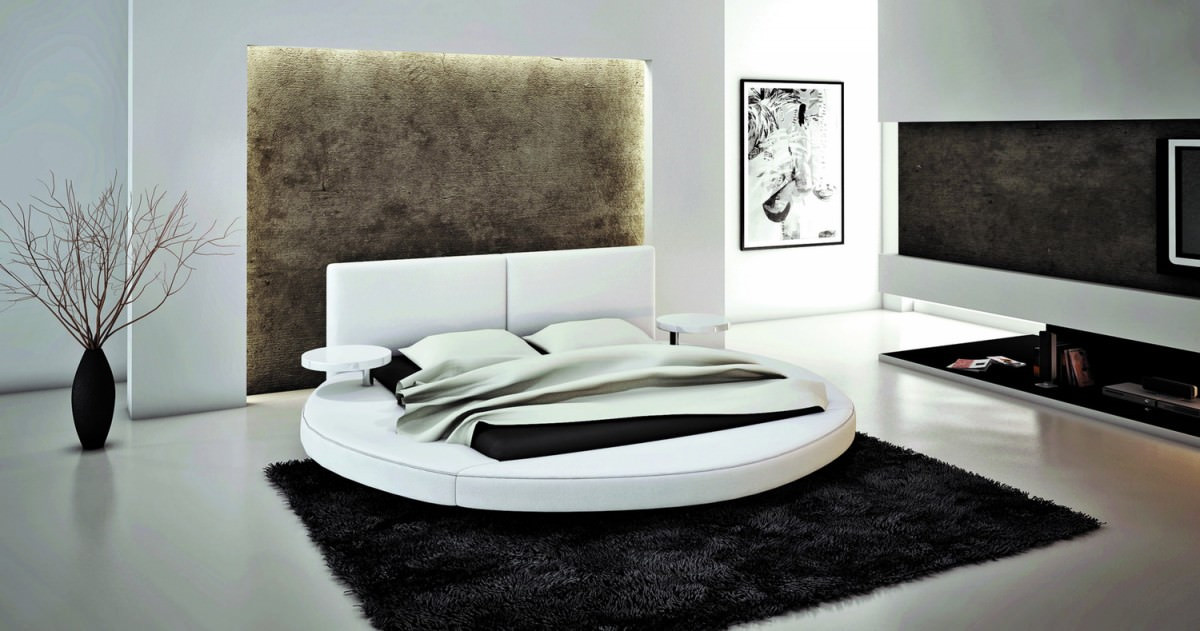 تخت گرد دو نفره مدرن سفید که دیوار پشت آن با طرح و بافت متفاوت قهوه ای رنگ دیزاین شده است